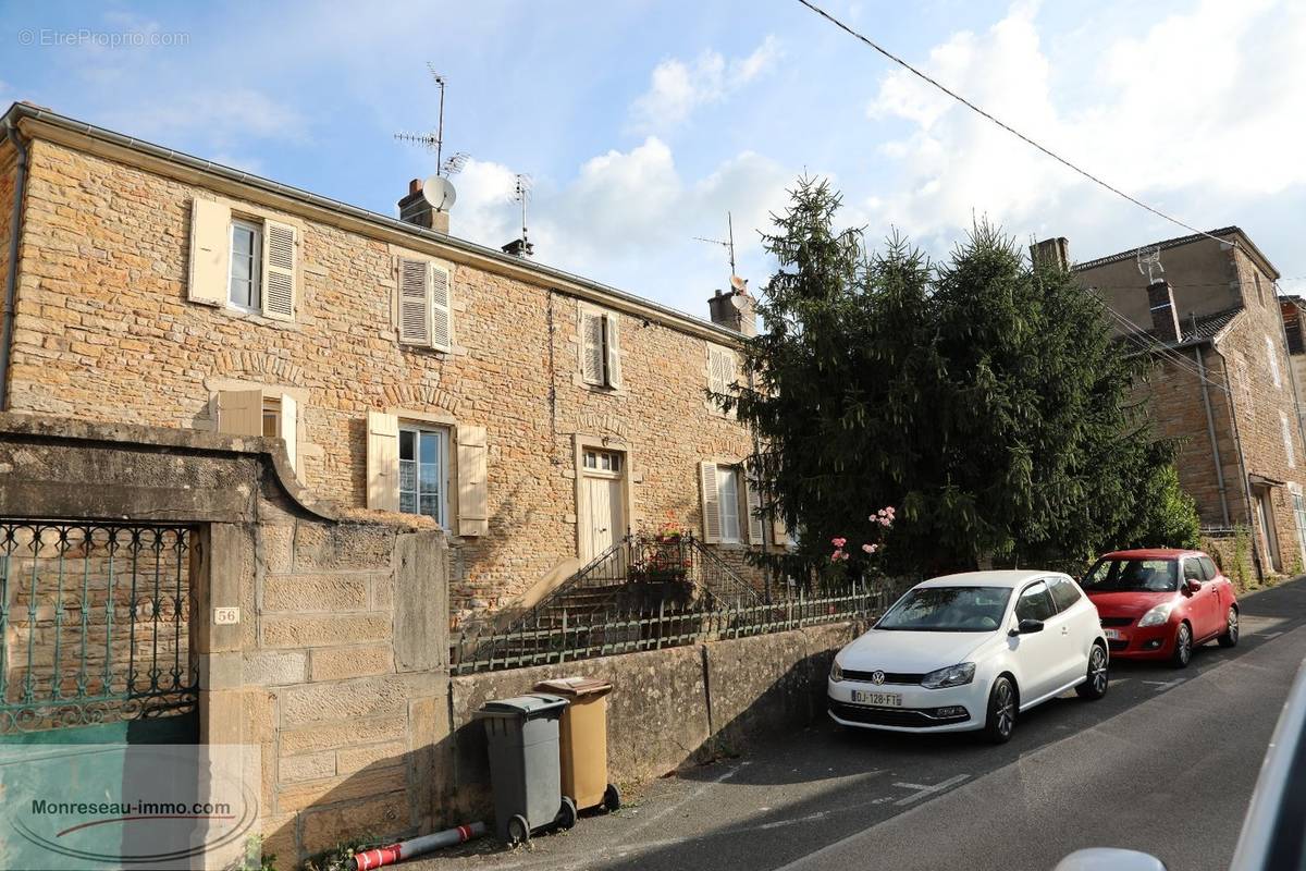 Maison à LA ROCHE-VINEUSE