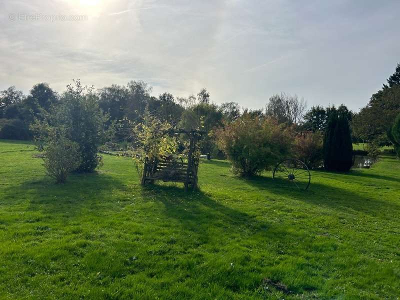 Terrain à BESSINES-SUR-GARTEMPE