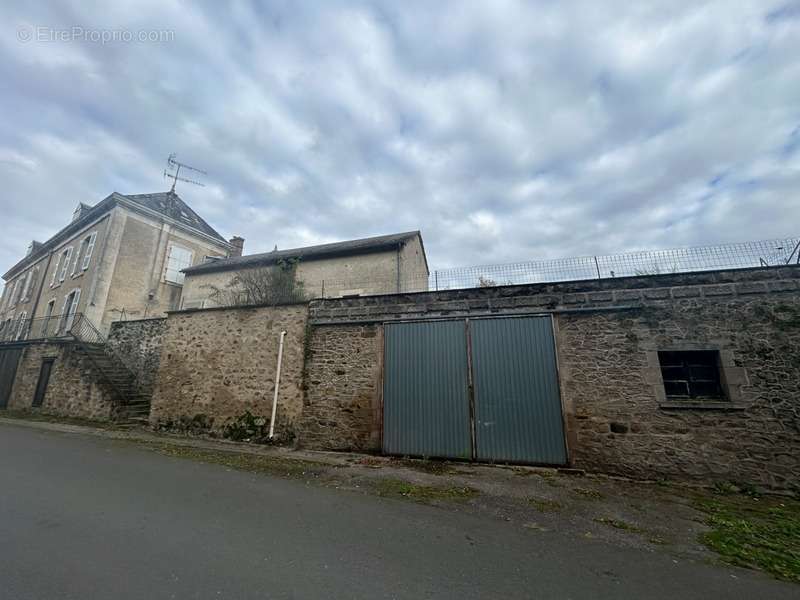 Maison à LUSSAC-LES-EGLISES