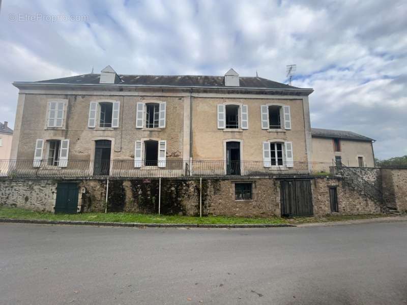 Maison à LUSSAC-LES-EGLISES