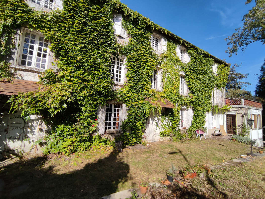 Maison à CELLES-SUR-DUROLLE