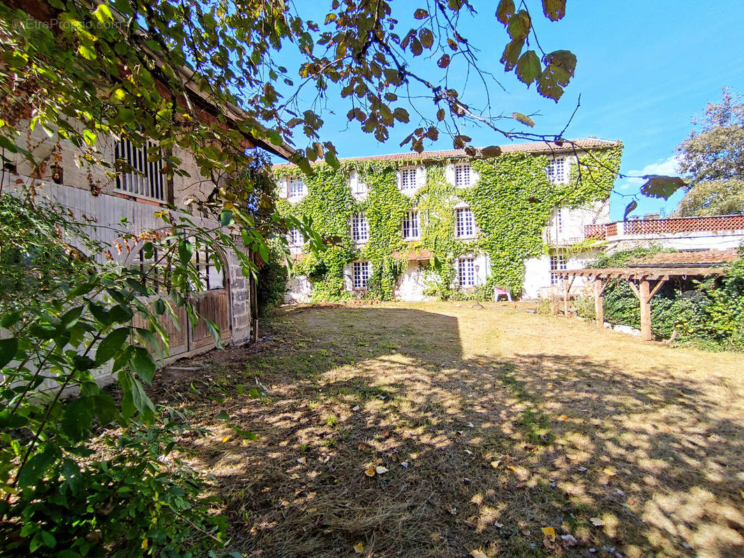 Maison à CELLES-SUR-DUROLLE