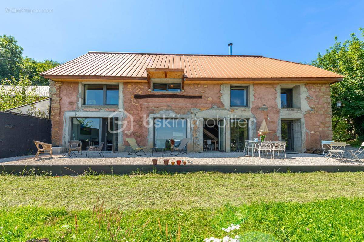 Maison à COLLONGES-SOUS-SALEVE