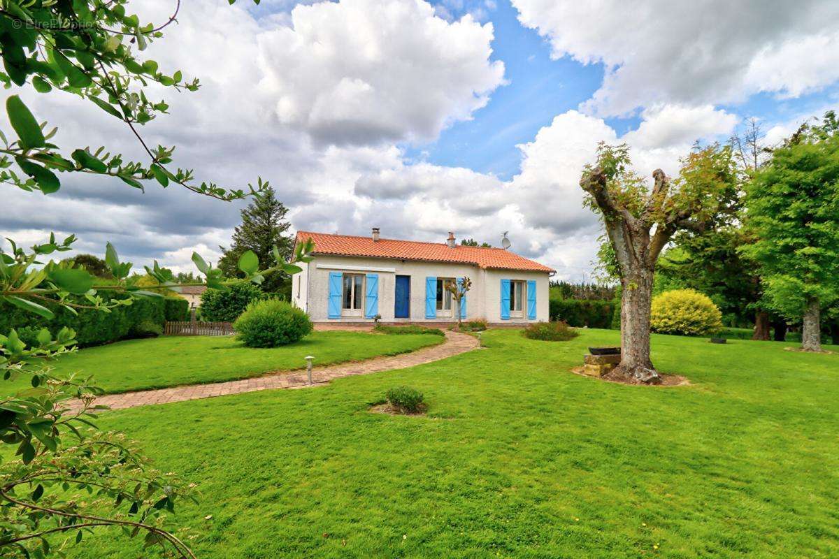 Maison à MAZIERES-EN-GATINE