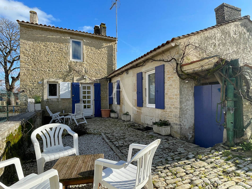 Maison à SAINTE-RADEGONDE-DES-NOYERS