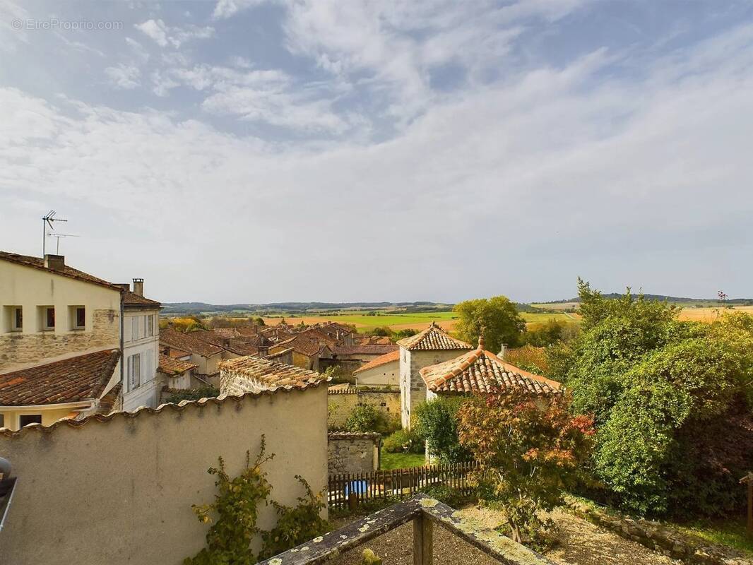 Maison à VILLEBOIS-LAVALETTE