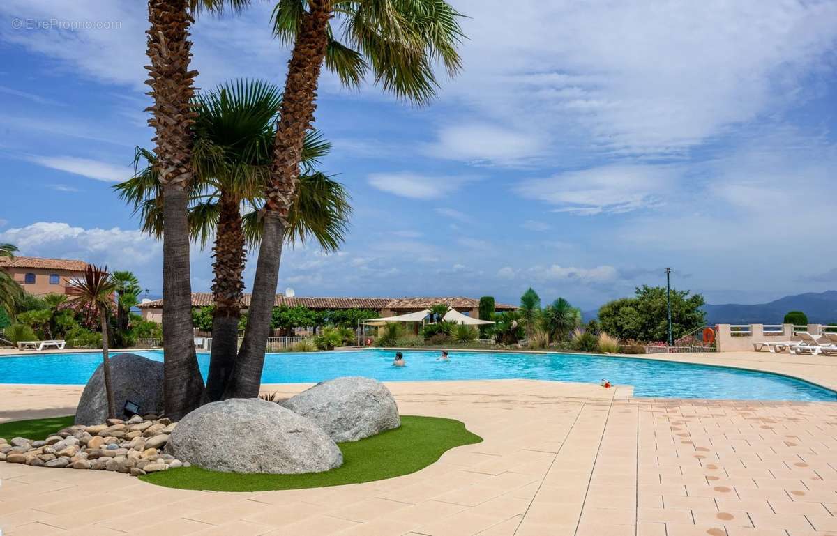 Appartement à ROQUEBRUNE-SUR-ARGENS