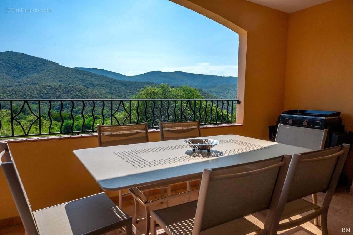 Appartement à ROQUEBRUNE-SUR-ARGENS