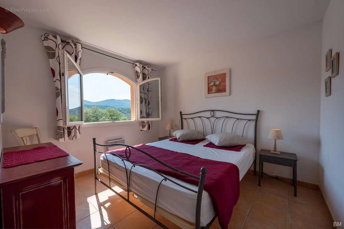 Appartement à ROQUEBRUNE-SUR-ARGENS