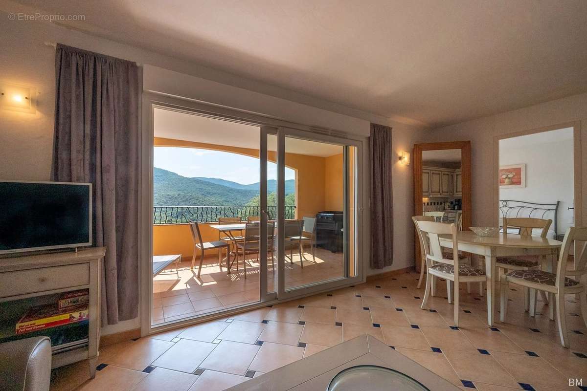 Appartement à ROQUEBRUNE-SUR-ARGENS