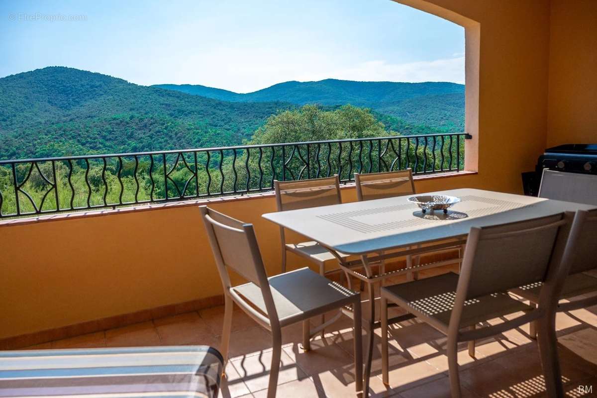 Appartement à ROQUEBRUNE-SUR-ARGENS