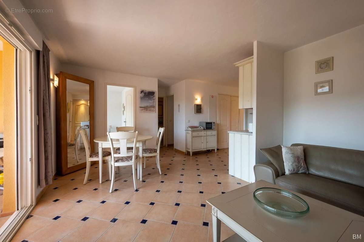 Appartement à ROQUEBRUNE-SUR-ARGENS