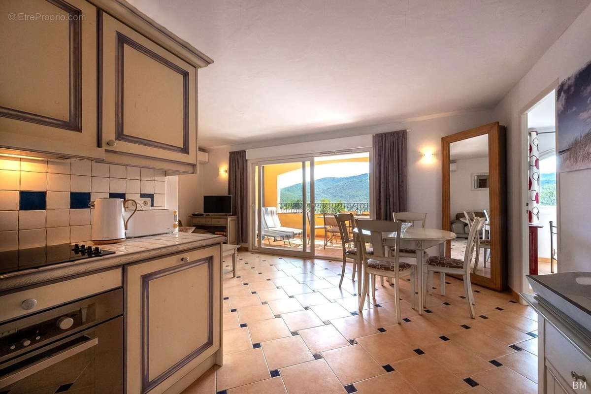 Appartement à ROQUEBRUNE-SUR-ARGENS