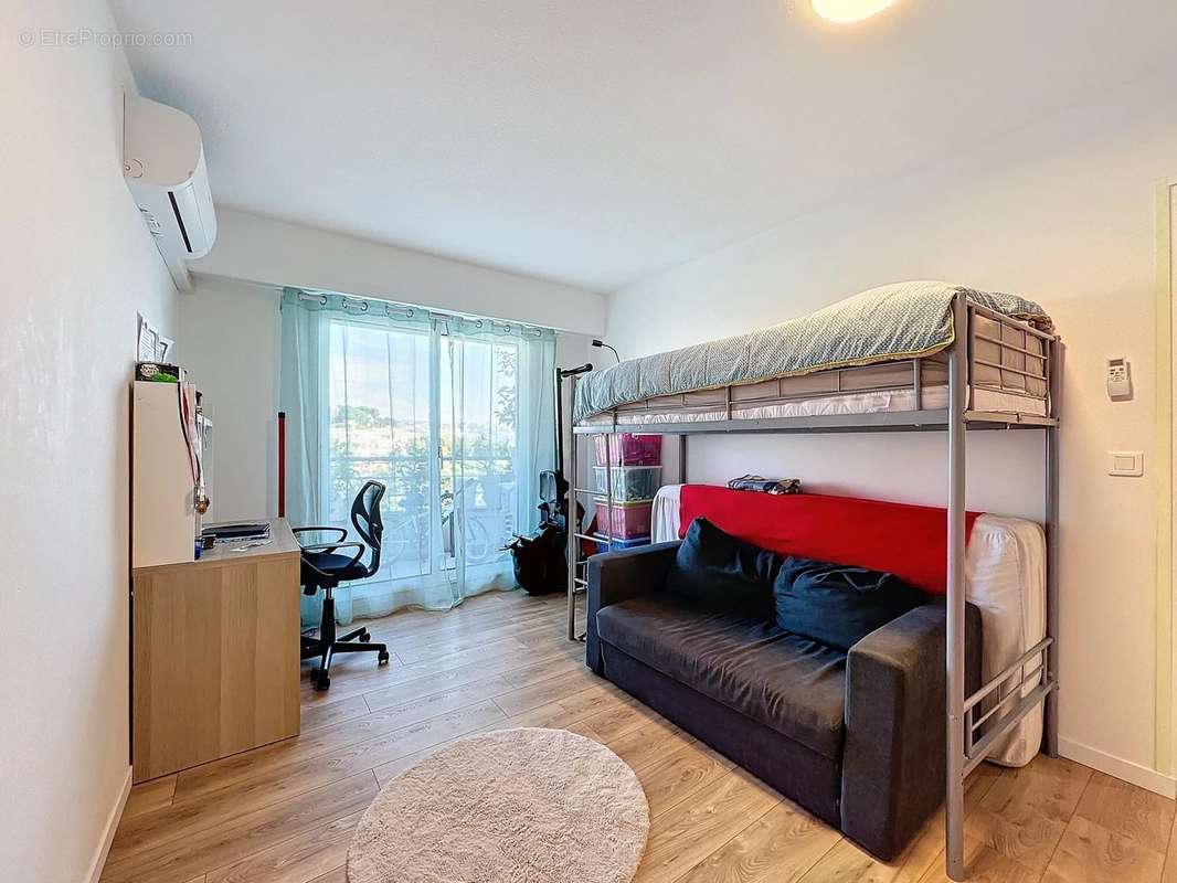 Appartement à SAINT-LAURENT-DU-VAR