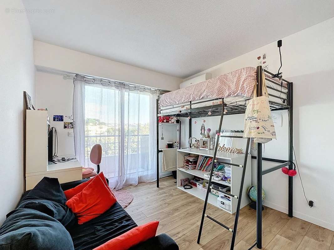 Appartement à SAINT-LAURENT-DU-VAR