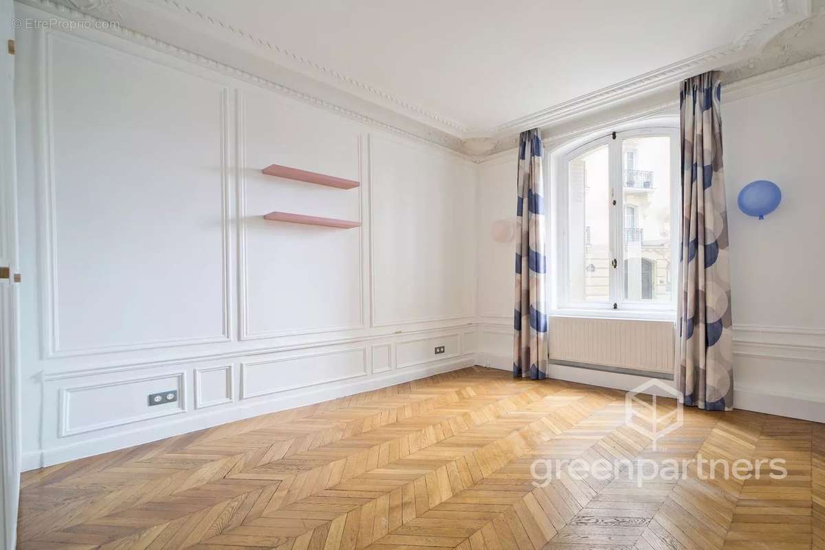 Appartement à PARIS-16E