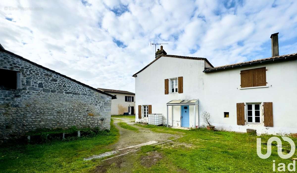 Photo 2 - Maison à ROULLET-SAINT-ESTEPHE