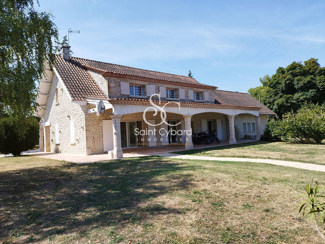 Maison à ROULLET-SAINT-ESTEPHE