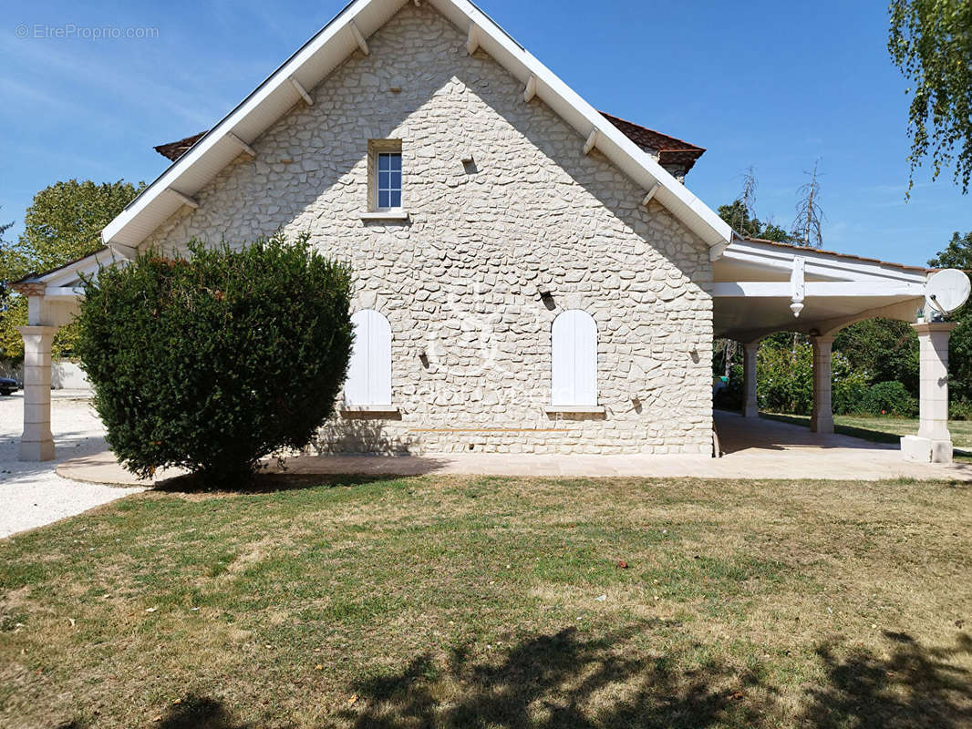 Maison à ROULLET-SAINT-ESTEPHE