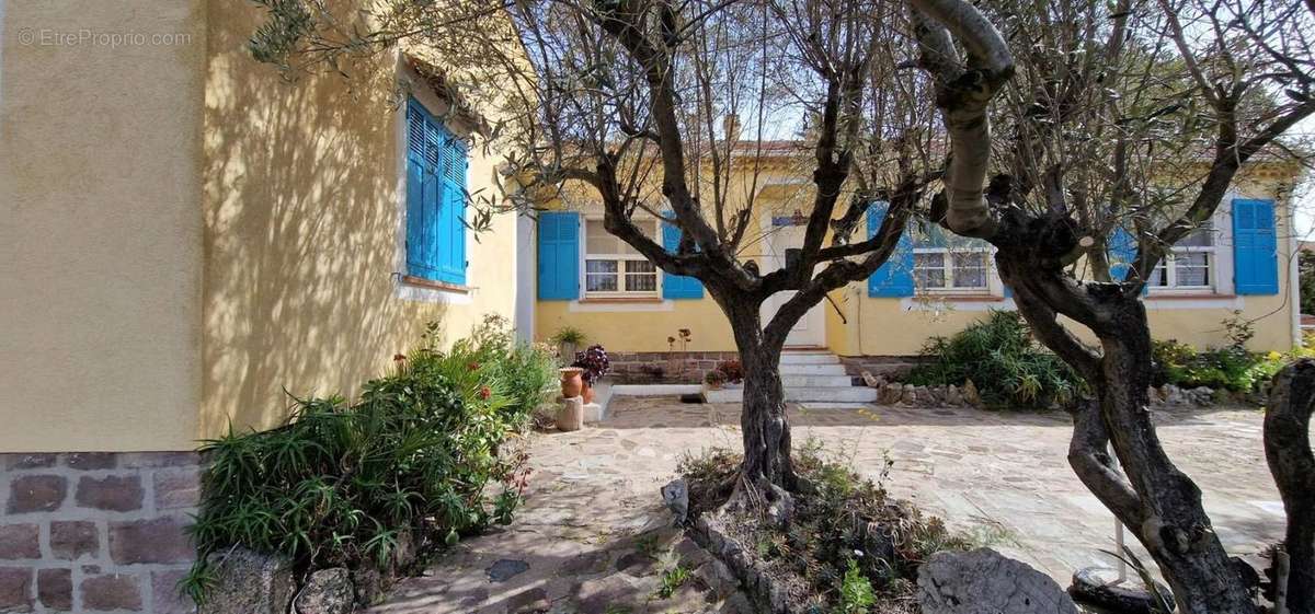 Maison à ROQUEBRUNE-SUR-ARGENS