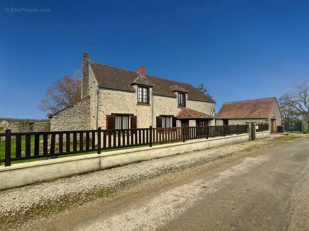 Maison à JOUY-LE-CHATEL