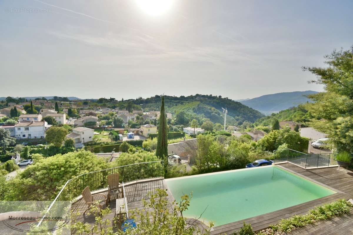 Maison à LA ROQUETTE-SUR-SIAGNE