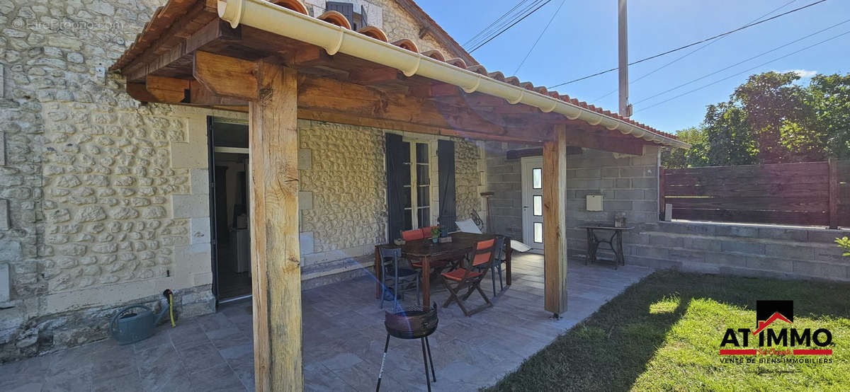 Terrasse couverte - Maison à CHALAIS