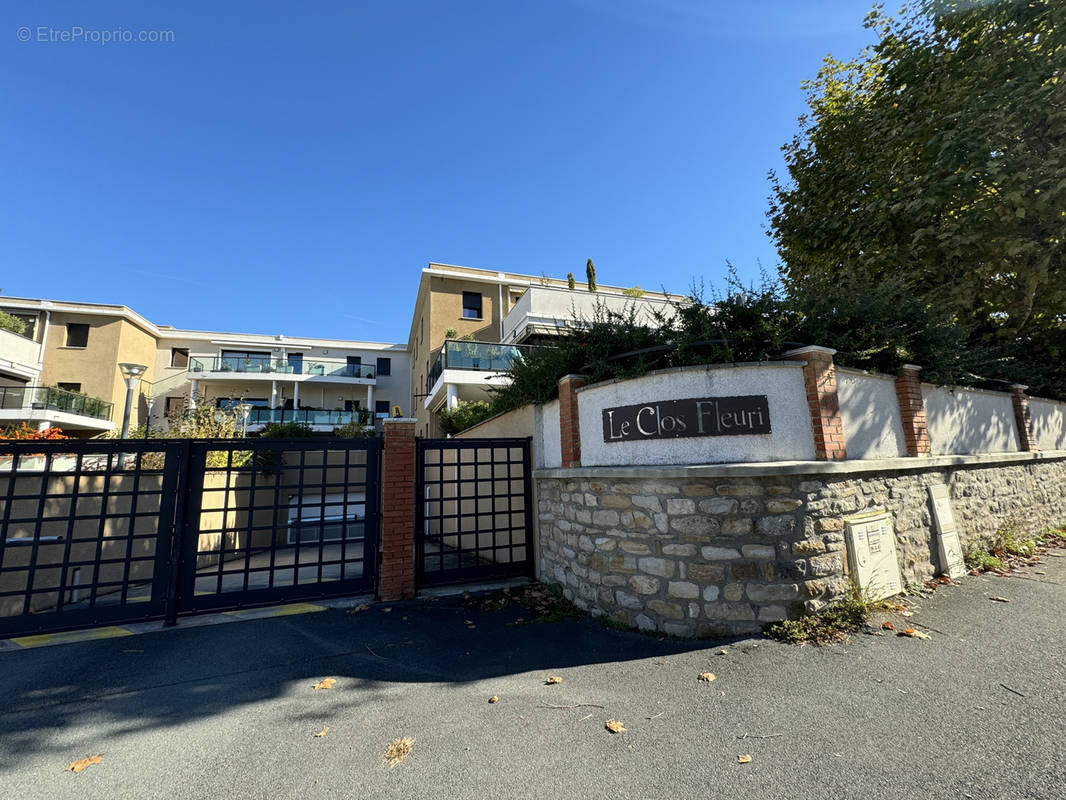 Appartement à SAINT-PRIEST-EN-JAREZ