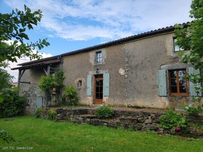 Maison à AUNAC