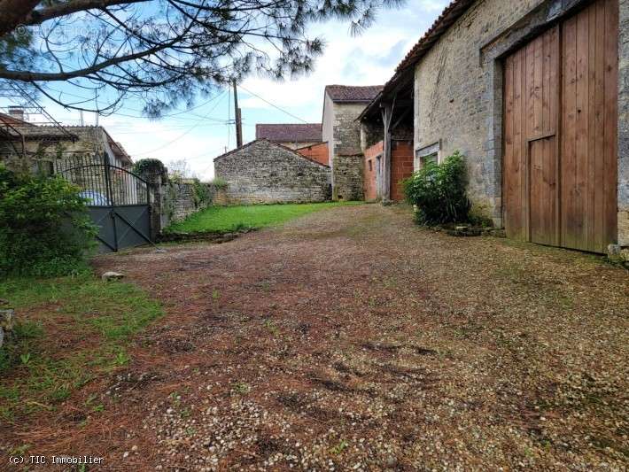 Maison à AUNAC