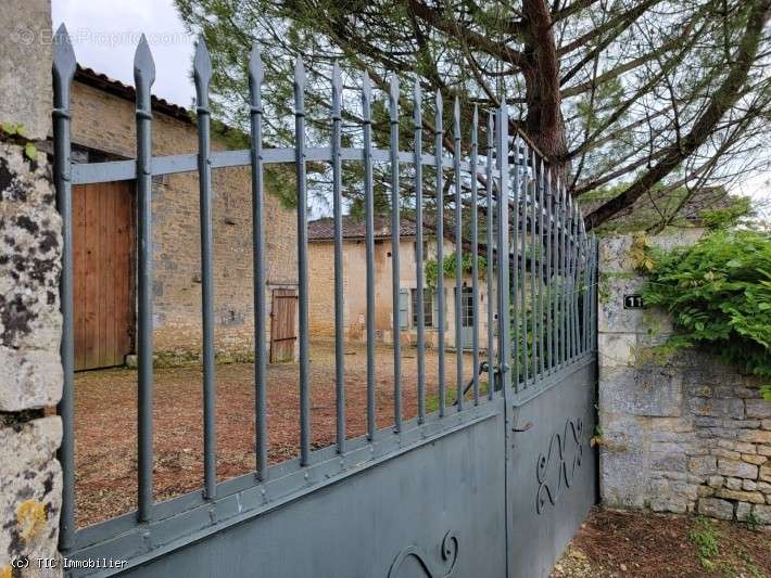 Maison à AUNAC