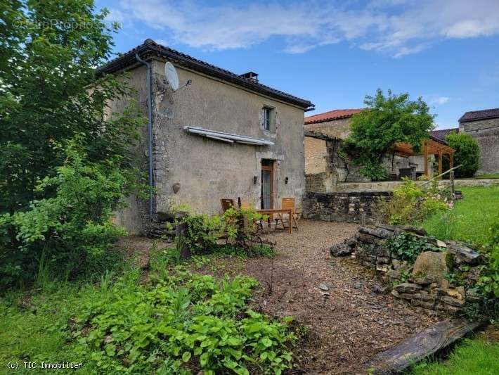 Maison à AUNAC