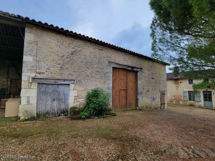 Maison à AUNAC