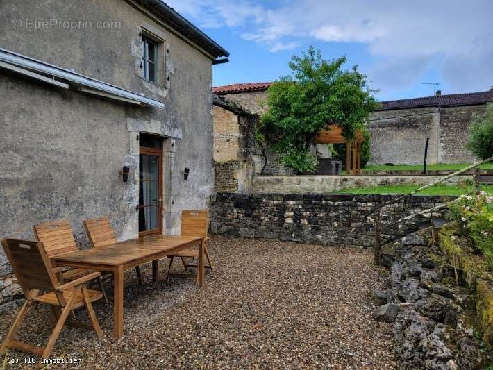 Maison à AUNAC