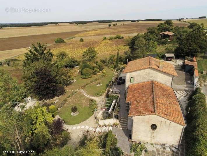 Maison à AIGRE