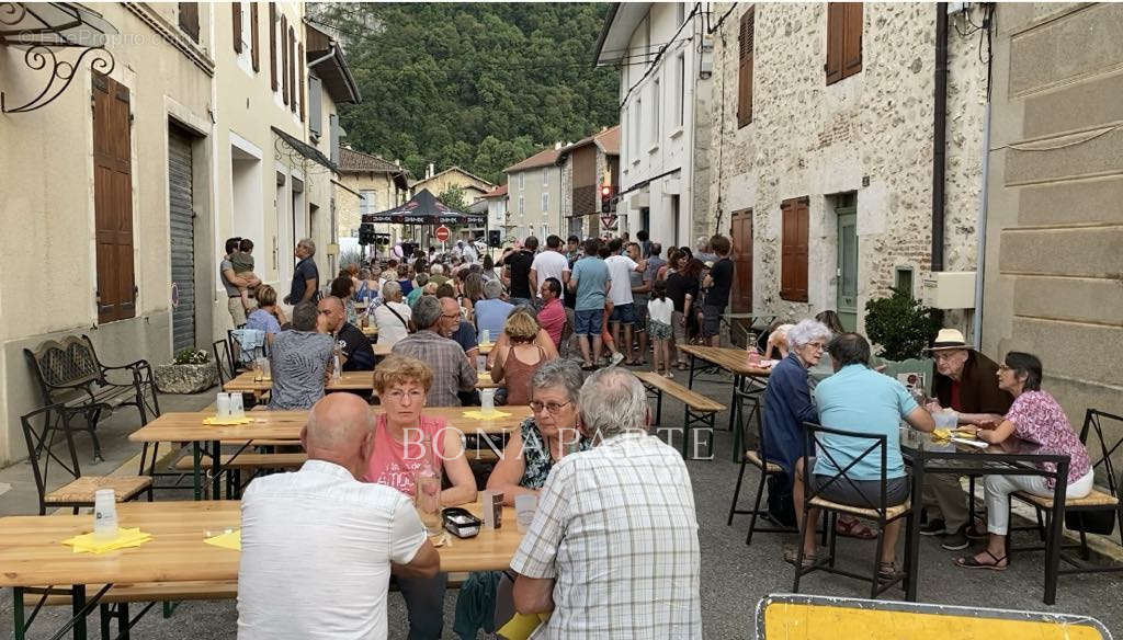 Commerce à COGNIN-LES-GORGES