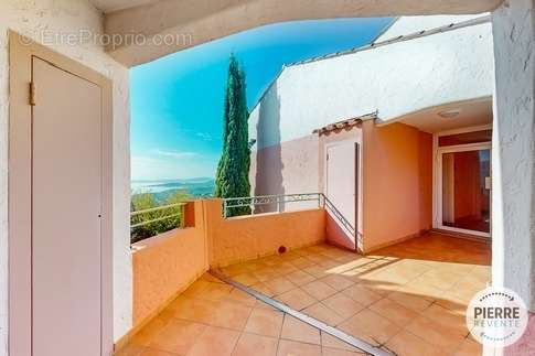 Appartement à ROQUEBRUNE-SUR-ARGENS