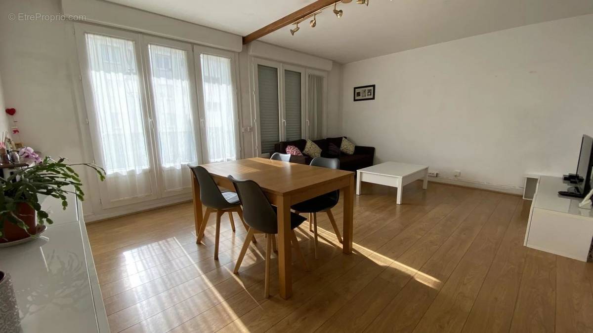 Appartement à LES CLAYES-SOUS-BOIS