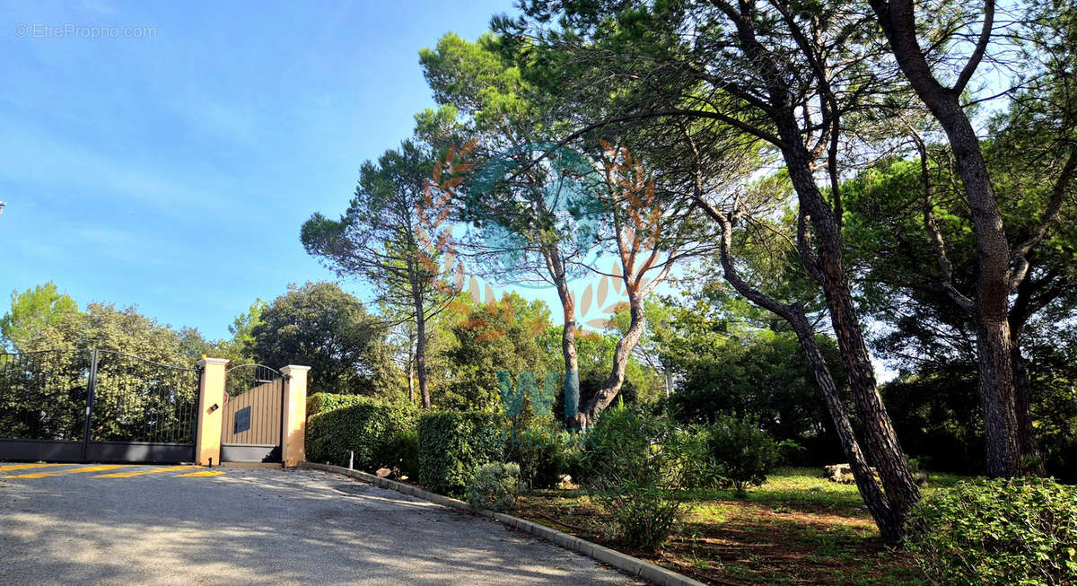 Appartement à BAGNOLS-EN-FORET