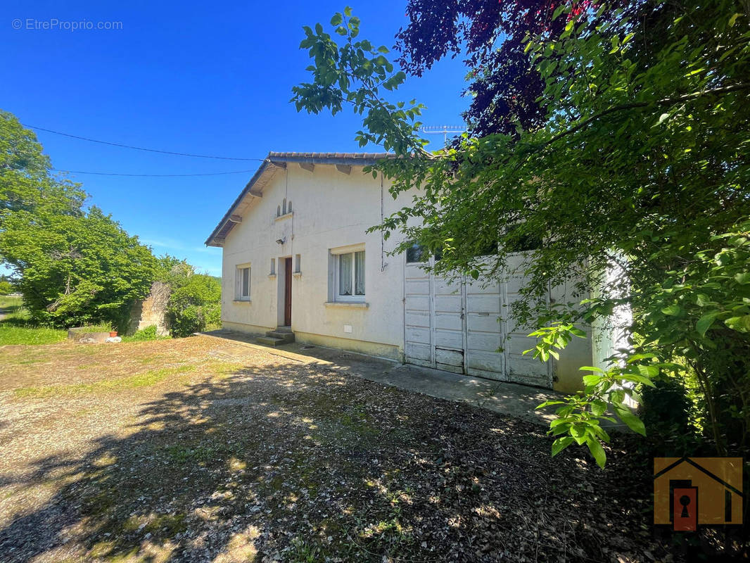 Maison à SAINT-HILAIRE-DE-LUSIGNAN