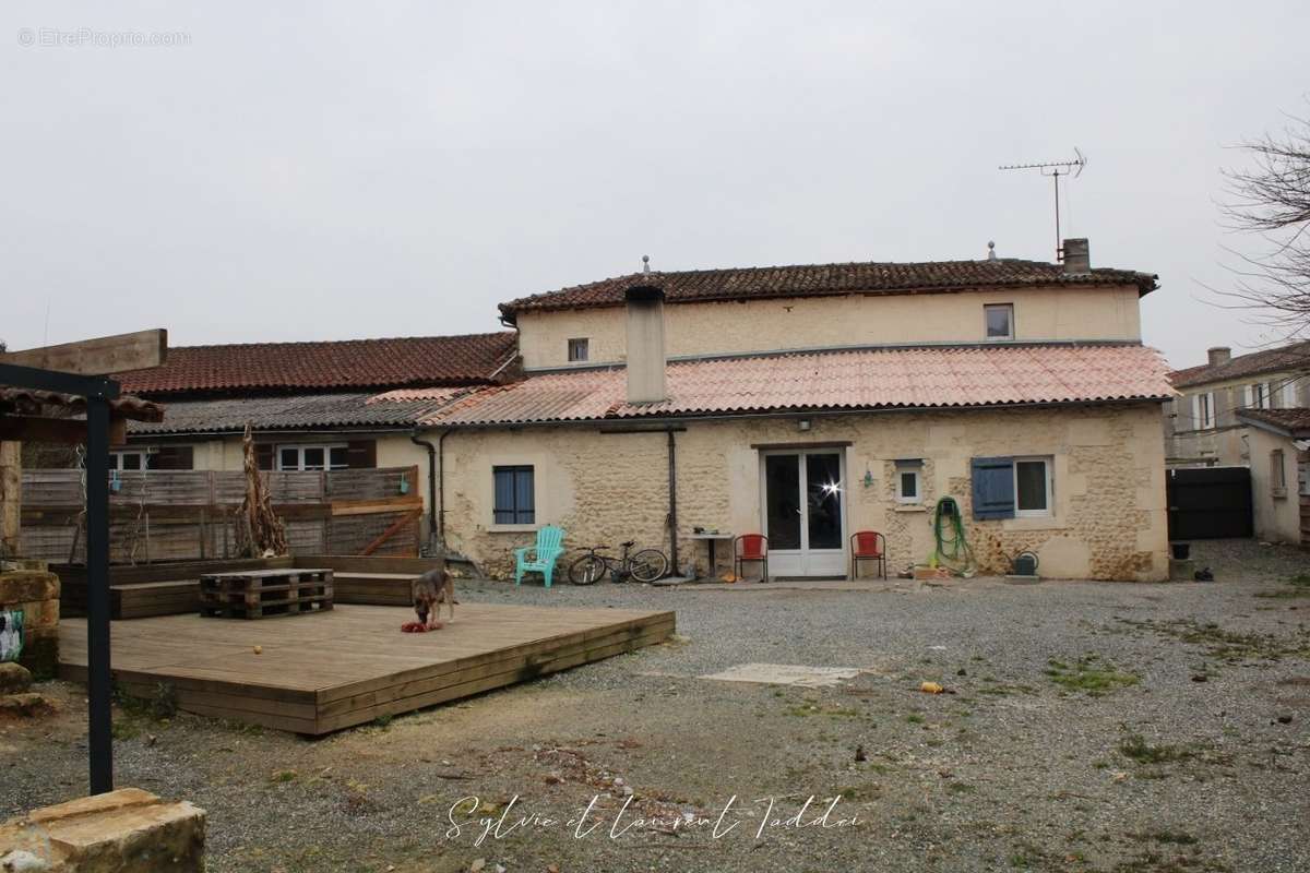 Maison à MONTENDRE