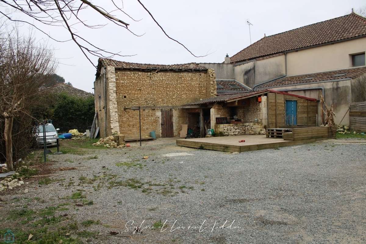 Maison à MONTENDRE