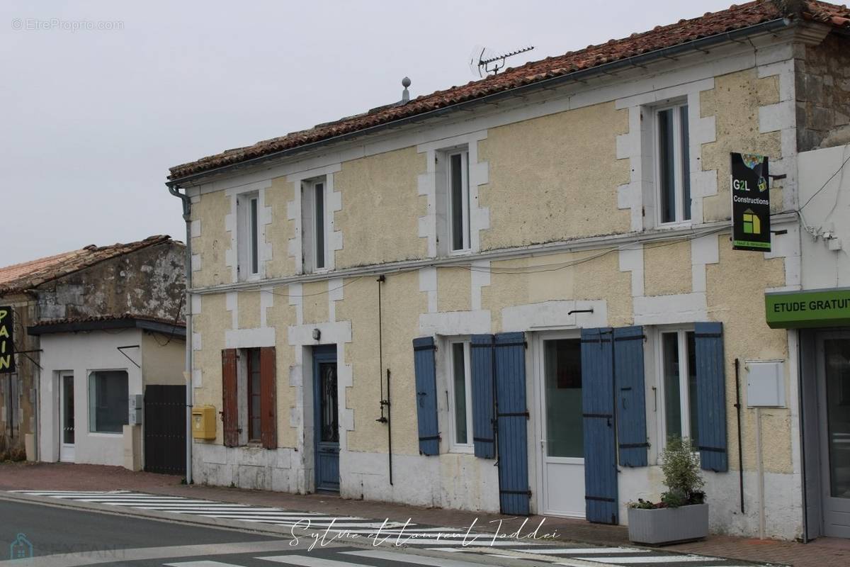 Maison à MONTENDRE