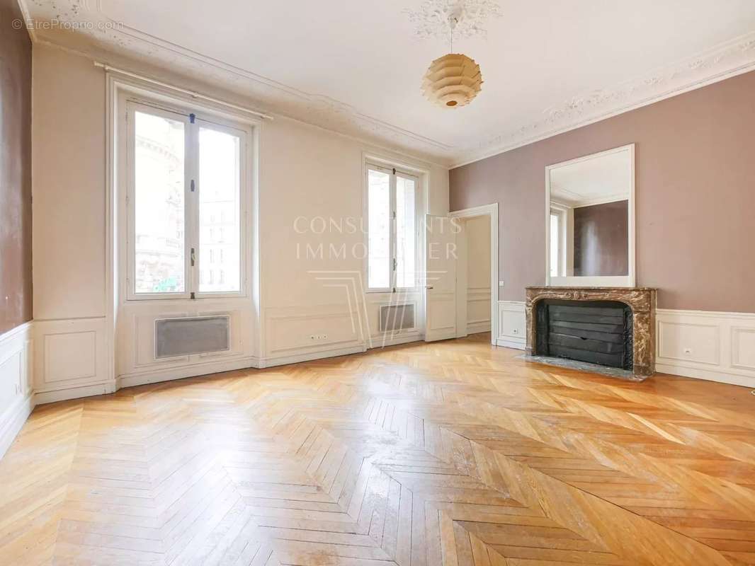 Appartement à PARIS-16E