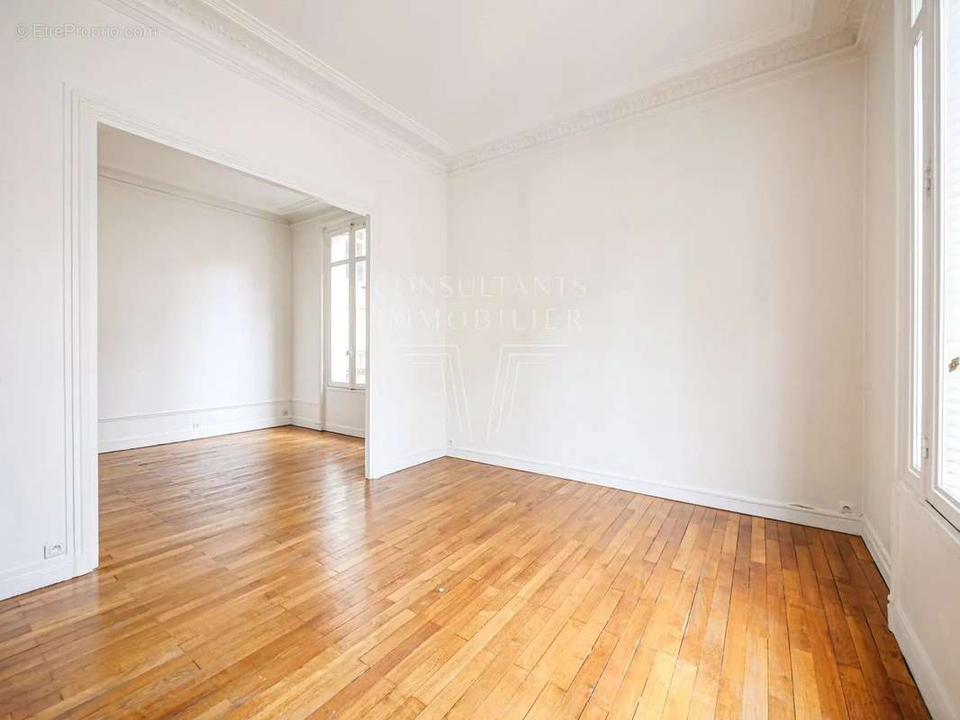 Appartement à PARIS-16E