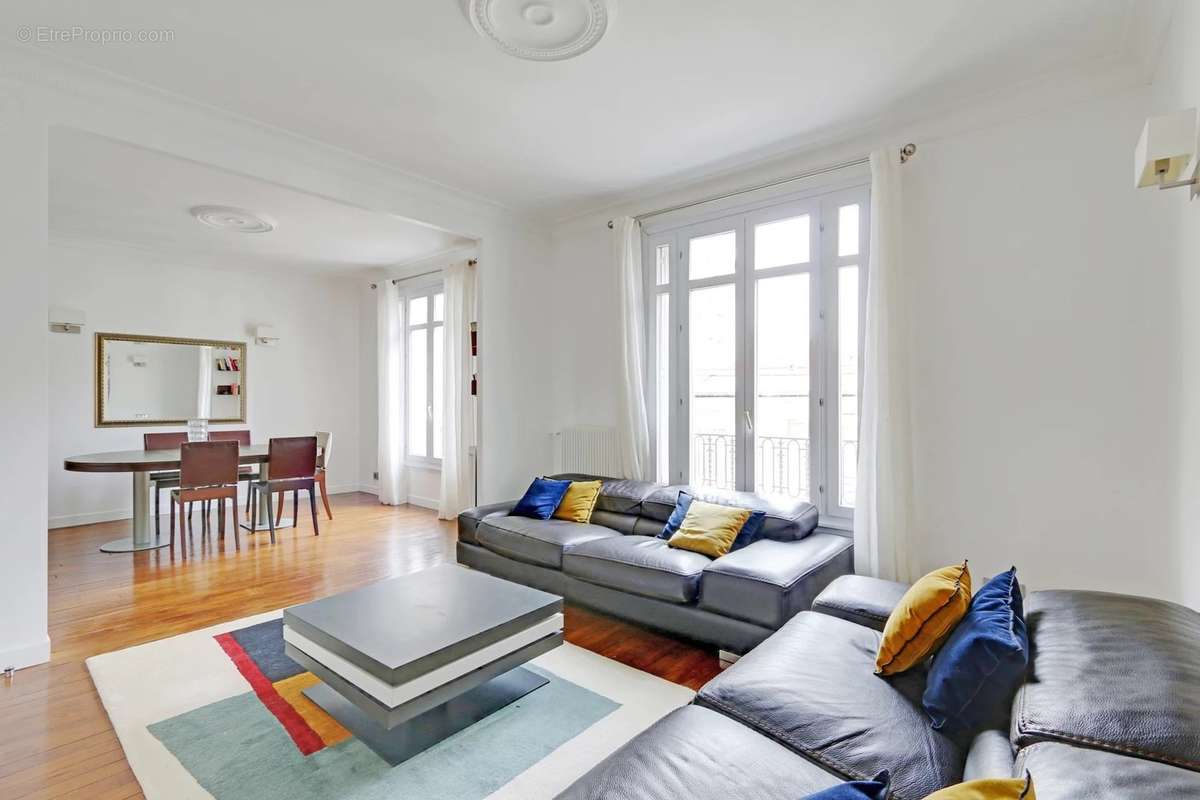 Appartement à PARIS-16E