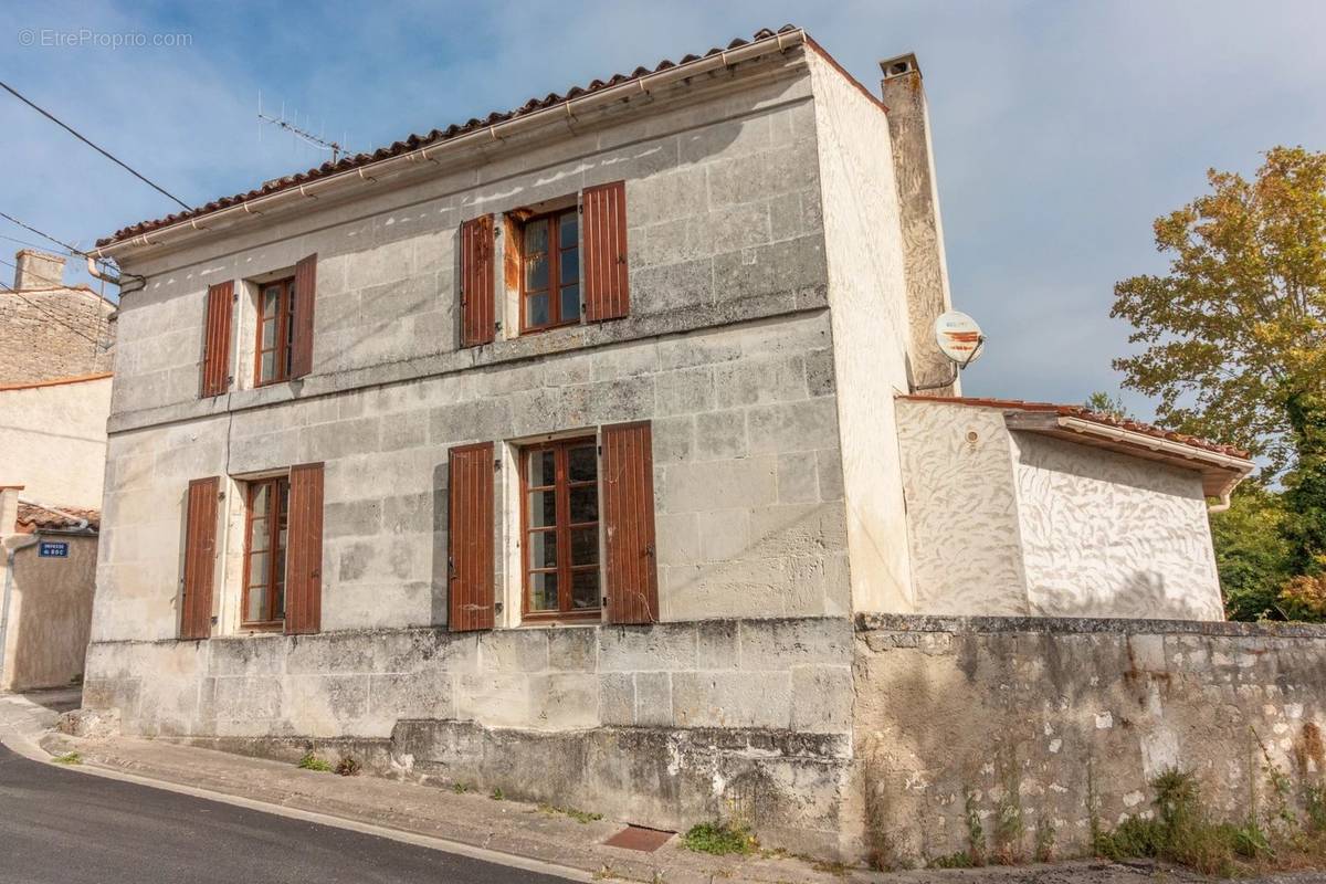 Maison à SAINT-MEME-LES-CARRIERES