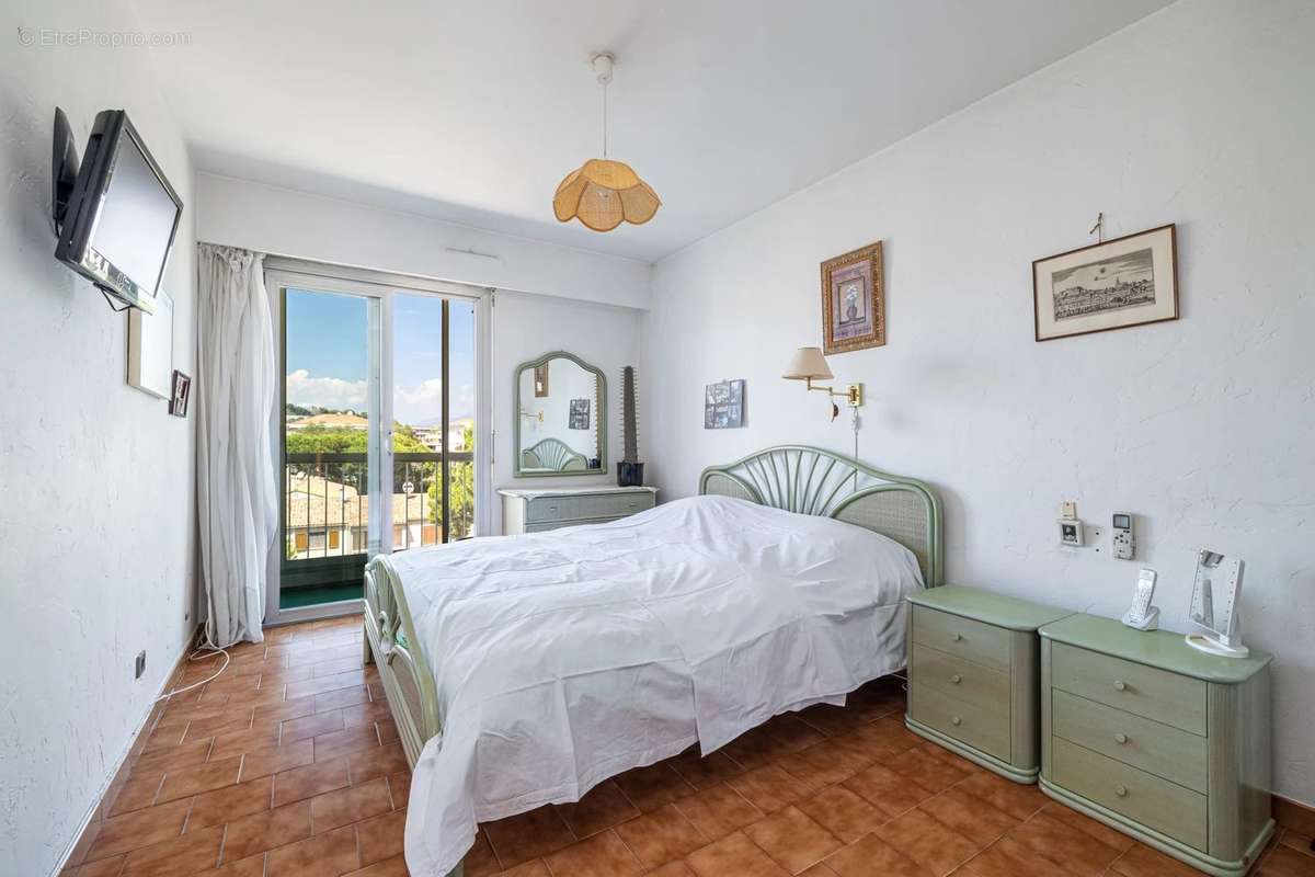 Appartement à SAINT-LAURENT-DU-VAR