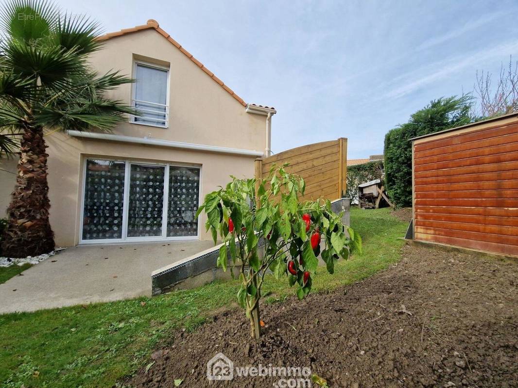 Jardin à l&#039;arrière, terrasse accessibl edu séjour, coin potager, abri. - Maison à LA ROCHE-SUR-YON