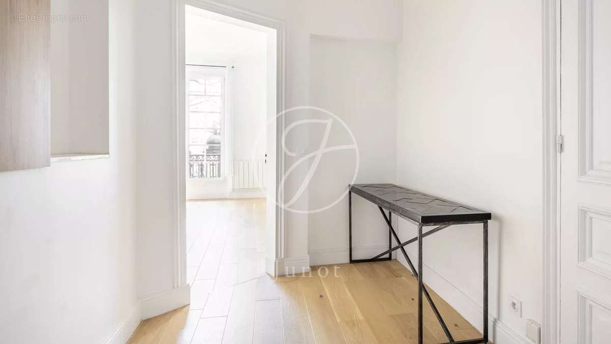 Appartement à PARIS-16E